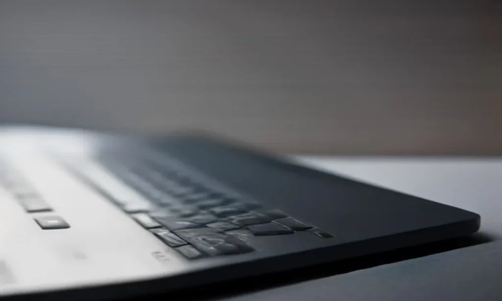 Cadenas posé sur un clavier d'ordinateur portable